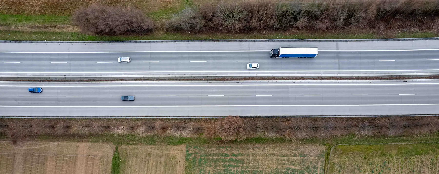 Autovía vista desde arriba con un camión y varios coches